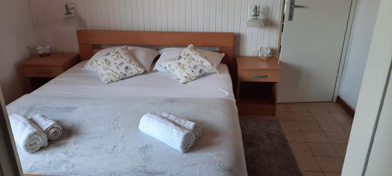 The White House Lumbarda Appartement Buitenkant foto